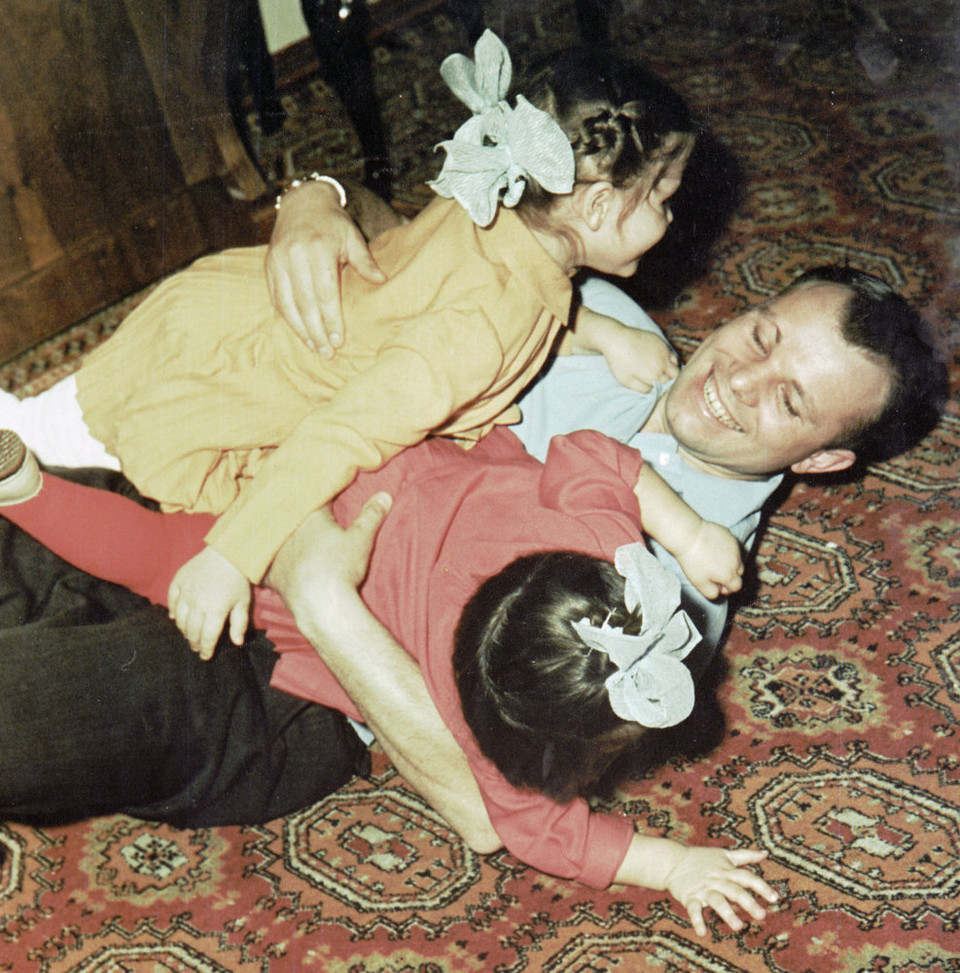 Yuri Gagarin là một người yêu mến gia đình. Gagarin cũng là người đàn ông duy nhất trong gia đình nhỏ của mình (2 con gái). Cô con gái nhỏ của Gagarin được sinh ra khoảng một tháng trước chuyến bay lịch sử. (Nguồn: Sputnik)