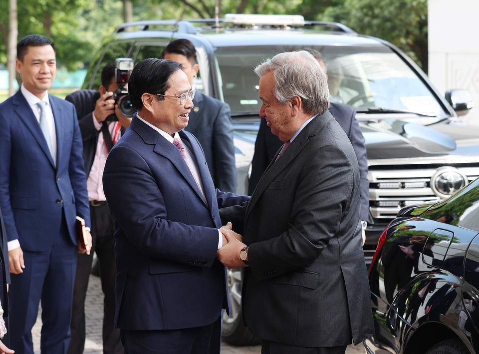 Thủ tướng Phạm Minh Chính đón Tổng Thư ký Liên hợp quốc António Guterres. (Ảnh: Dương Giang/TTXVN)