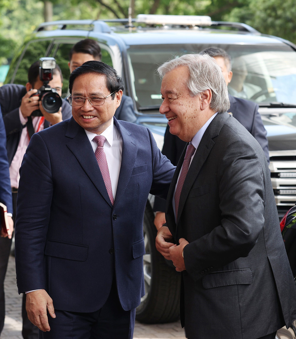 Thủ tướng Phạm Minh Chính đón Tổng Thư ký Liên hợp quốc António Guterres. (Ảnh: Dương Giang/TTXVN)