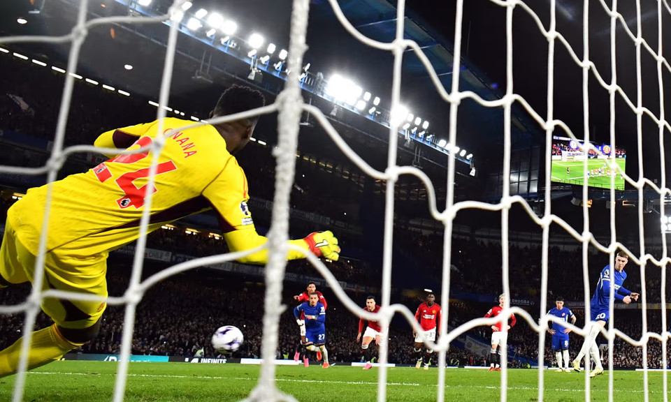 Trên chấm 11m, Cole Palmer lần thứ 2 đánh bại Onana để gỡ hòa 3-3 ở phút 90+10. (Nguồn; Getty Images)