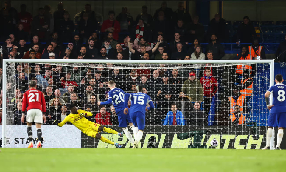 Đến phút 19, Cole Palmer được trao trọng trách thực hiện 11m. (Nguồn: Getty Images)