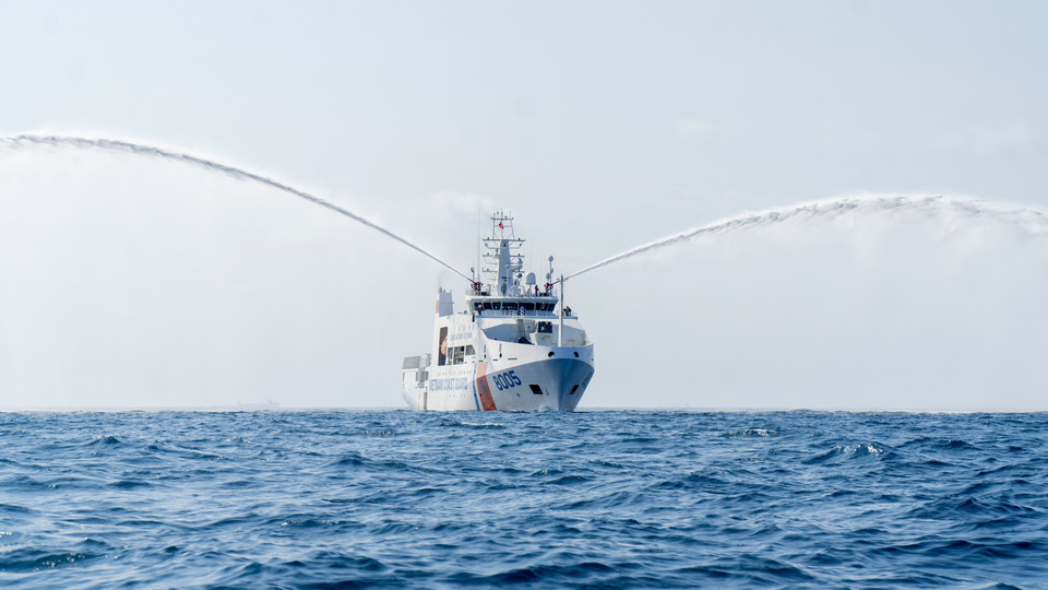 Tàu CSB 8005 biểu diễn phun nước cứu hỏa trong buổi luyện tập chung với tàu ICG 202 của Lực lượng Bảo vệ bờ biển Ấn Độ. (Ảnh: Huỳnh Sơn/TTXVN)