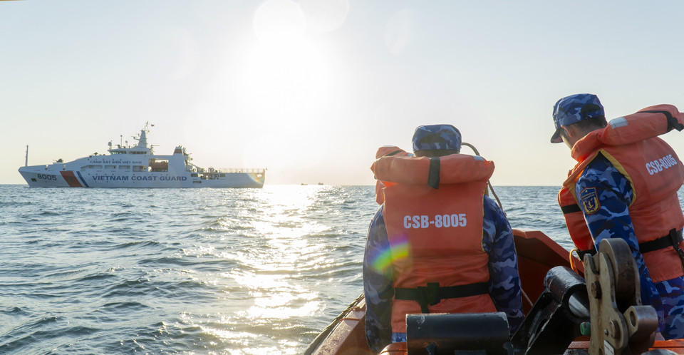 Xuồng cao tốc của tàu CSB 8005 (Bộ Tư lệnh Vùng Cảnh sát Biển 3) tiếp cận người bị nạn trên biển và đưa về tàu CSB 8005 cấp cứu ổn định sức khỏe. (Ảnh: Huỳnh Sơn/TTXVN)