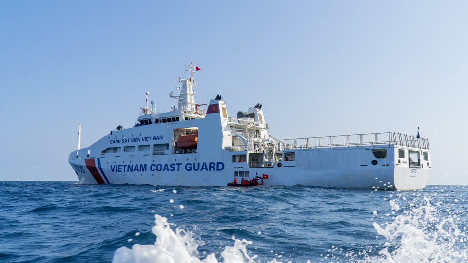 Xuồng cao tốc của tàu CSB 8005 thuộc Bộ Tư lệnh Vùng Cảnh sát Biển 3 đưa người bị nạn trên biển về tàu CSB 8005. (Ảnh: Huỳnh Sơn/TTXVN)