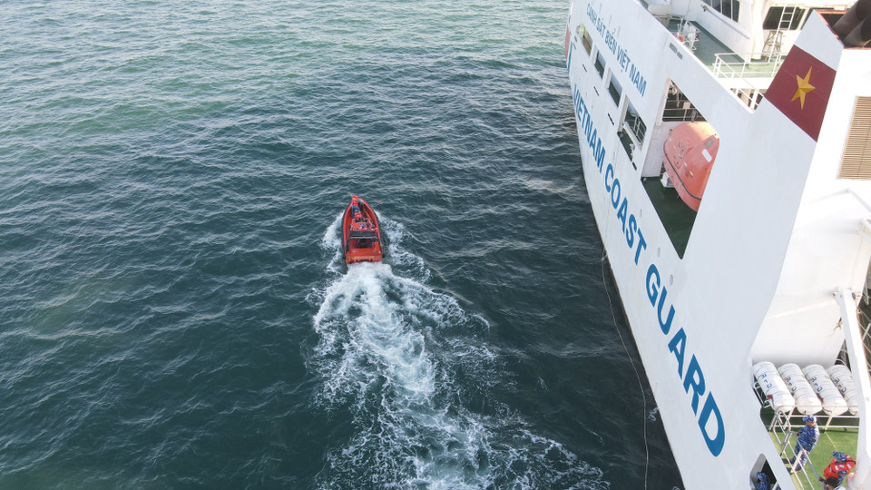 Xuồng cao tốc của tàu CSB 8005 (Bộ Tư lệnh Vùng Cảnh sát Biển 3) rời tàu tiếp người bị nạn trên biển. (Ảnh: Huỳnh Sơn/TTXVN)