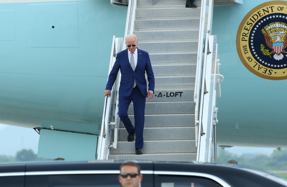 Tổng thống Hoa Kỳ Joe Biden tới Sân bay Quốc tế Nội Bài. (Ảnh: Phạm Kiên/TTXVN)