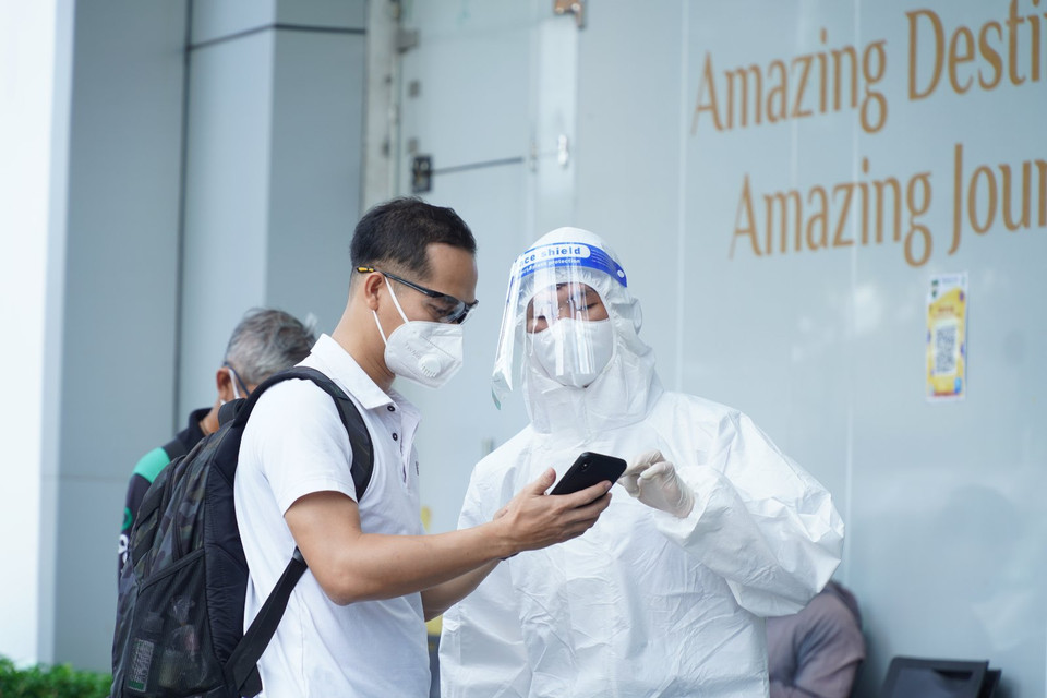 Hành khách đã có mặt tại sân bay để kiểm tra tình trạng vaccine và xét nghiệm, thực hiện các thủ tục cho chuyến bay, khai báo y tế, tuân thủ quy tắc 5K, đảm bảo phòng chống dịch. (Ảnh: CTV/Vietnam+)