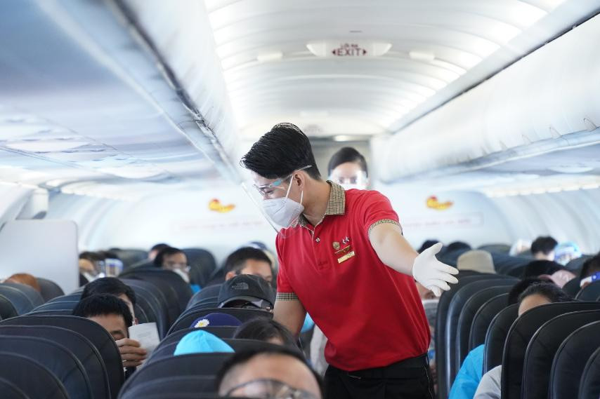 Tiếp viên Vietjet hướng dẫn cho hành khách các quy định an toàn khi bay. (Ảnh: CTV/Vietnam+)