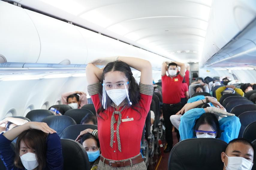 Cùng với những động tác thở chậm, thư giãn, chuyển động nhẹ nhàng cho khách hàng một khoảng thòi gian nghỉ ngơi. (Ảnh: CTV/Vietnam+)