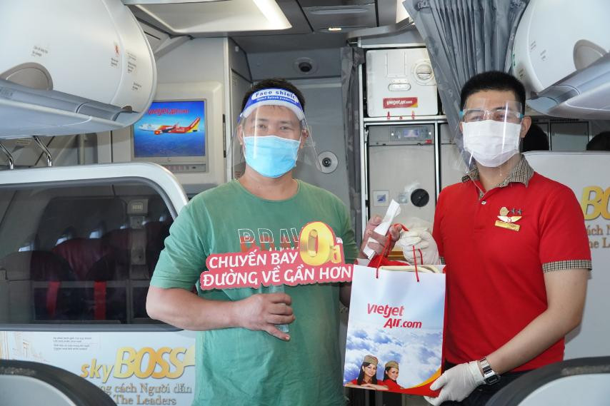 Những món quà lưu niệm, quà bốc thăm may mắn được trao cho hành khách trên chuyến bay. (Ảnh: CTV/Vietnam+)