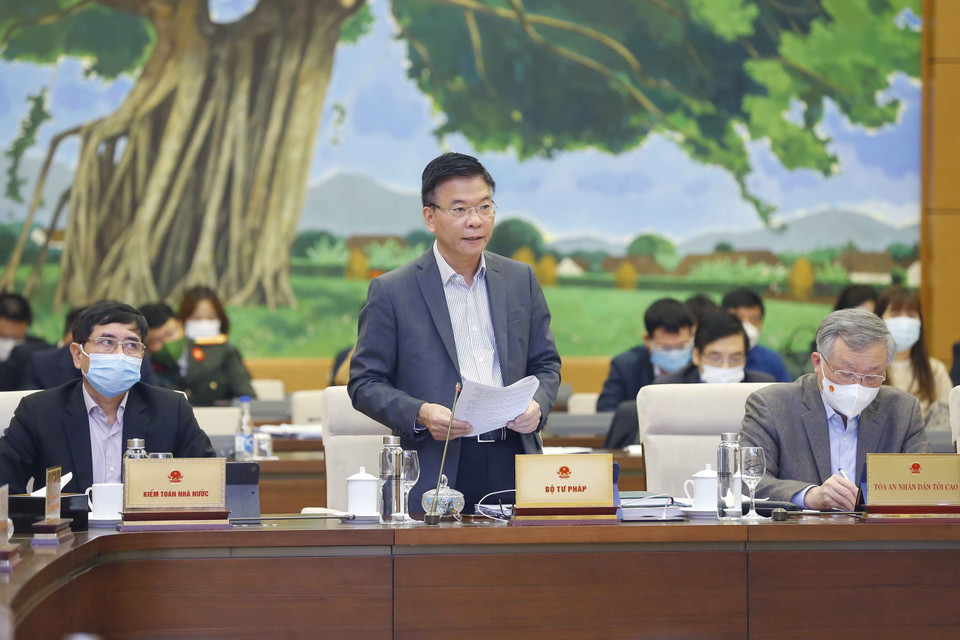 Bộ trưởng Bộ Tư pháp Lê Thành Long trình bày tờ trình. (Ảnh: Doãn Tấn/TTXVN)