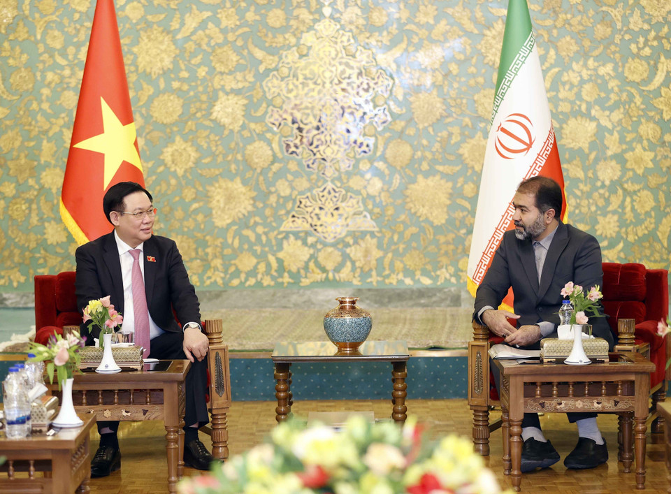 Chủ tịch Quốc hội Vương Đình Huệ tiếp Tỉnh trưởng Isfahan Reza Mortazavi. (Ảnh: Doãn Tấn/TTXVN)