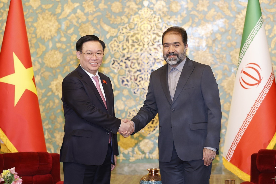 Chủ tịch Quốc hội Vương Đình Huệ và Tỉnh trưởng Isfahan Reza Mortazavi. (Ảnh: Doãn Tấn/TTXVN)