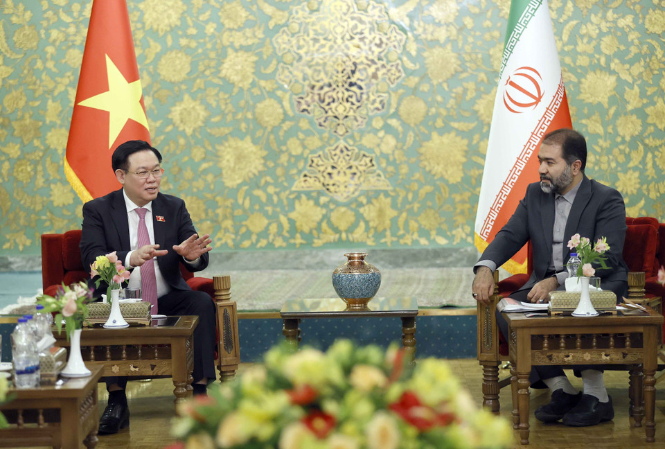 Chủ tịch Quốc hội Vương Đình Huệ tiếp Tỉnh trưởng Isfahan Reza Mortazavi. (Ảnh: Doãn Tấn/TTXVN)