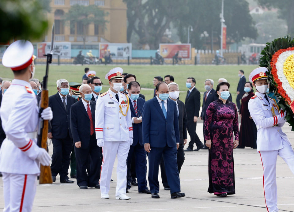  Lãnh đạo Đảng, Nhà nước đặt vòng hoa và vào viếng Chủ tịch Hồ Chí Minh. (Ảnh: Dương Giang/TTXVN)