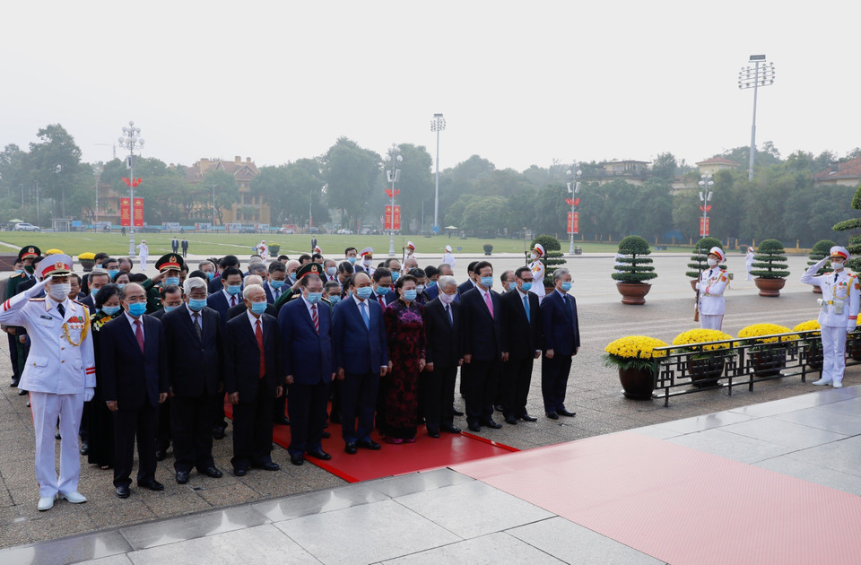 Lãnh đạo Đảng, Nhà nước tưởng niệm Chủ tịch Hồ Chí Minh. (Ảnh: Dương Giang/TTXVN)