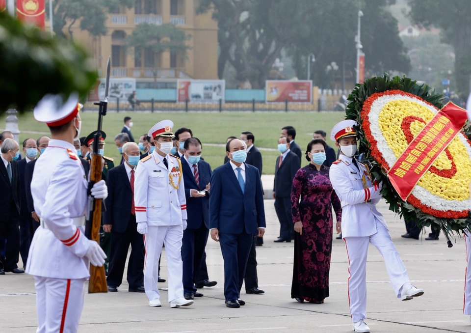  Lãnh đạo Đảng, Nhà nước đặt vòng hoa và vào viếng Chủ tịch Hồ Chí Minh. (Ảnh: Dương Giang/TTXVN)