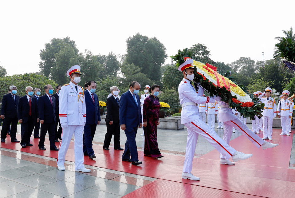 Lãnh đạo Đảng, Nhà nước đặt vòng hoa tưởng niệm các Anh hùng liệt sỹ. (Ảnh: Dương Giang/TTXVN)