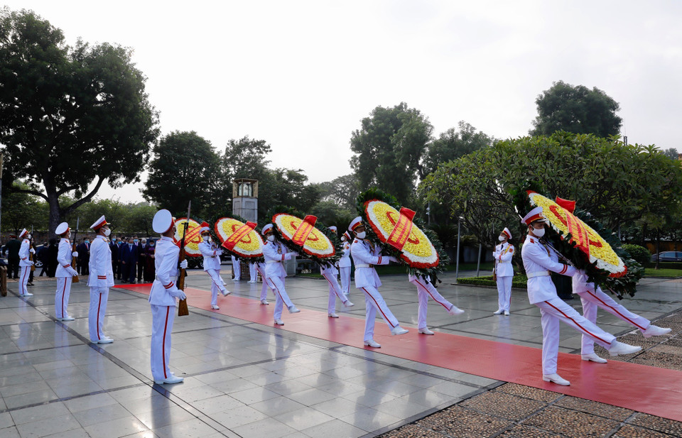 Lãnh đạo Đảng, Nhà nước đặt vòng hoa tưởng niệm các Anh hùng liệt sỹ. (Ảnh: Dương Giang/TTXVN)