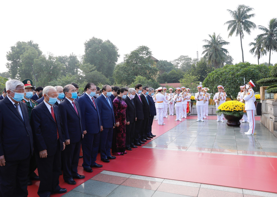 Lãnh đạo Đảng, Nhà nước tưởng niệm các Anh hùng liệt sỹ. (Ảnh: Dương Giang/TTXVN)
