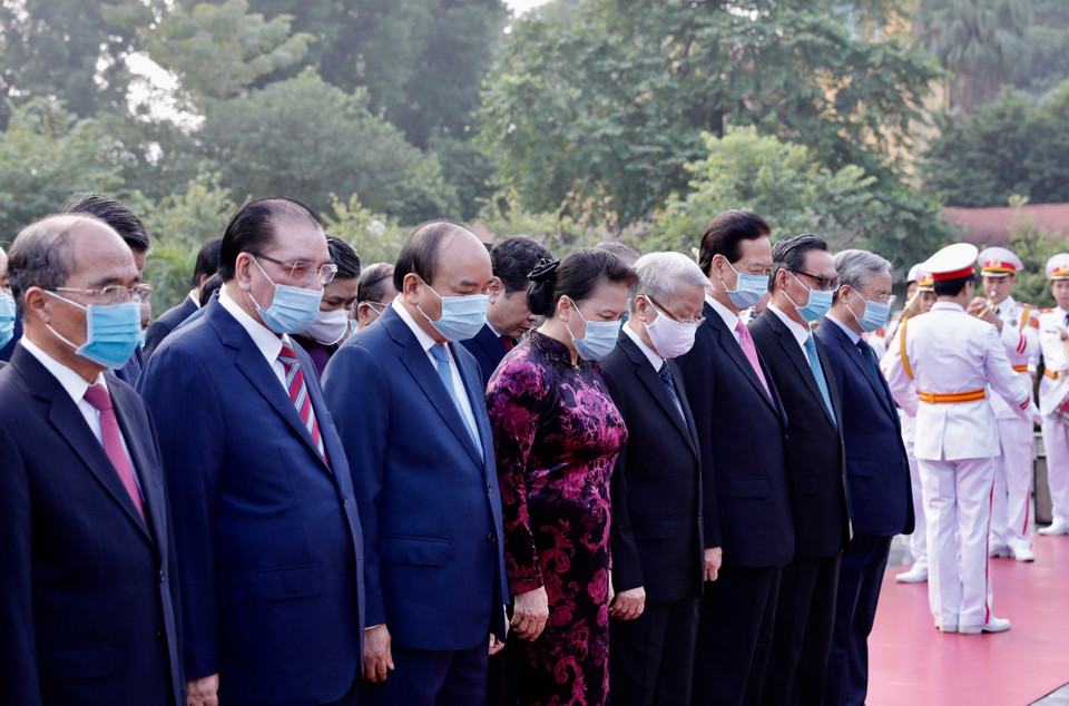 Lãnh đạo Đảng, Nhà nước tưởng niệm các Anh hùng liệt sỹ. (Ảnh: Dương Giang/TTXVN)