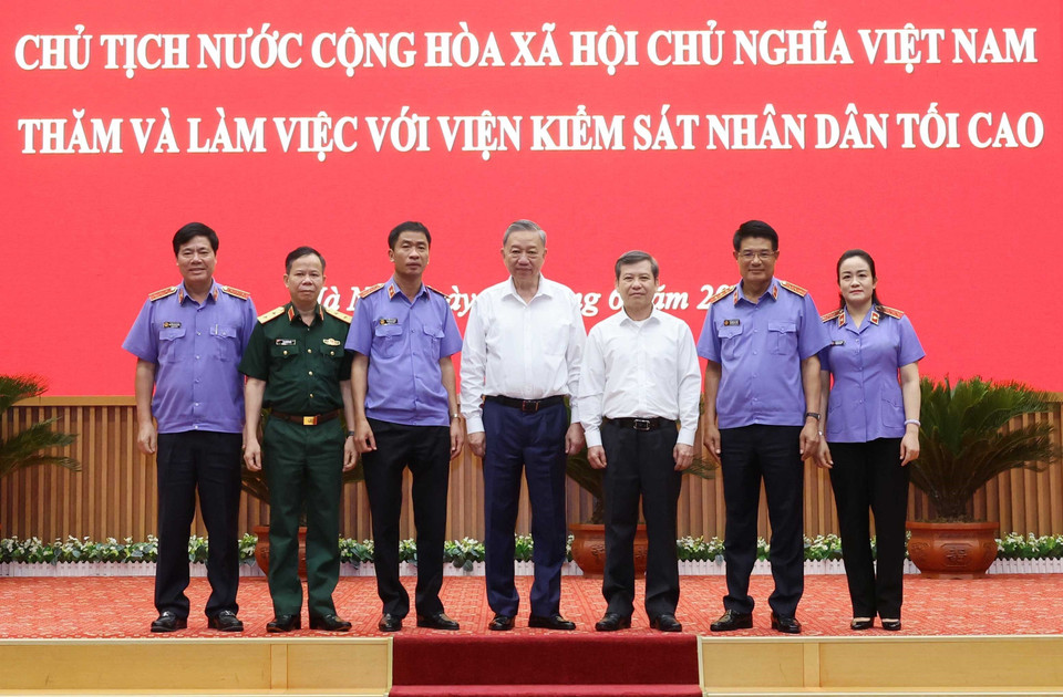 Chủ tịch nước Tô Lâm với lãnh đạo Viện Kiểm sát nhân dân tối cao. (Ảnh: Nhan Sáng/TTXVN)
