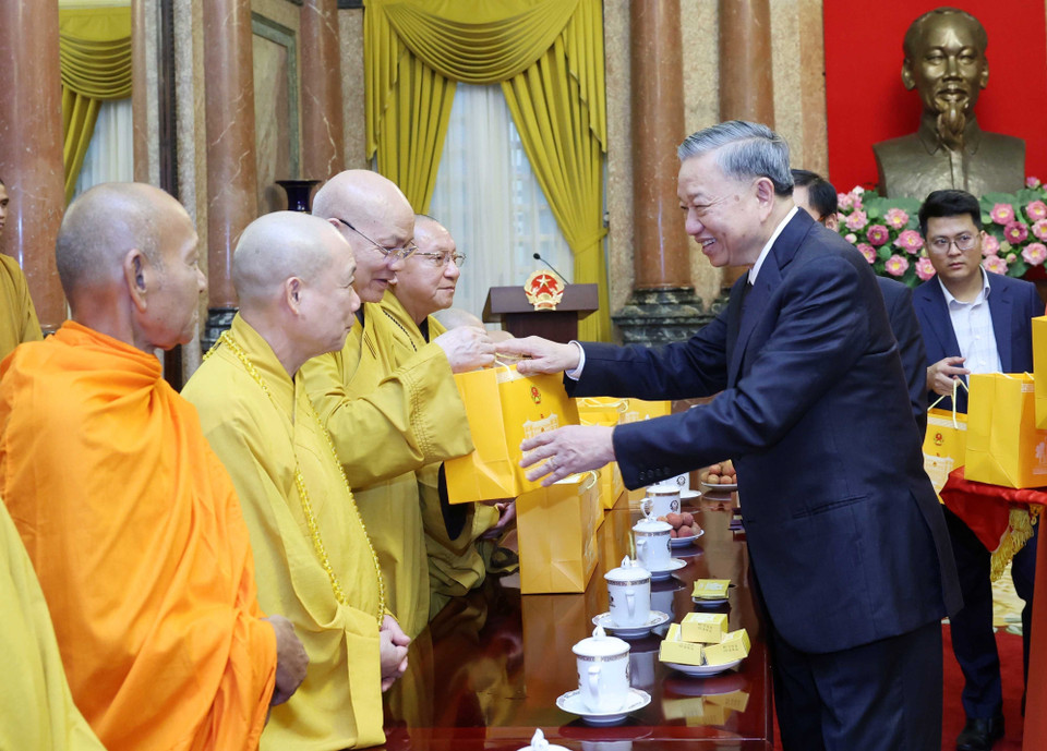 Chủ tịch nước Tô Lâm tặng quà cho các đại biểu. (Ảnh: Nhan Sáng/TTXVN)