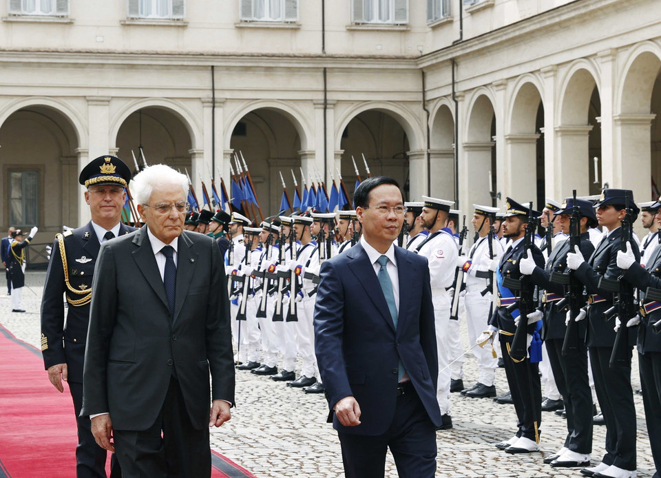 Chủ tịch nước Võ Văn Thưởng và Tổng thống Cộng hòa Italy Sergio Mattarella duyệt đội danh dự. (Ảnh: Thống Nhất/TTXVN)