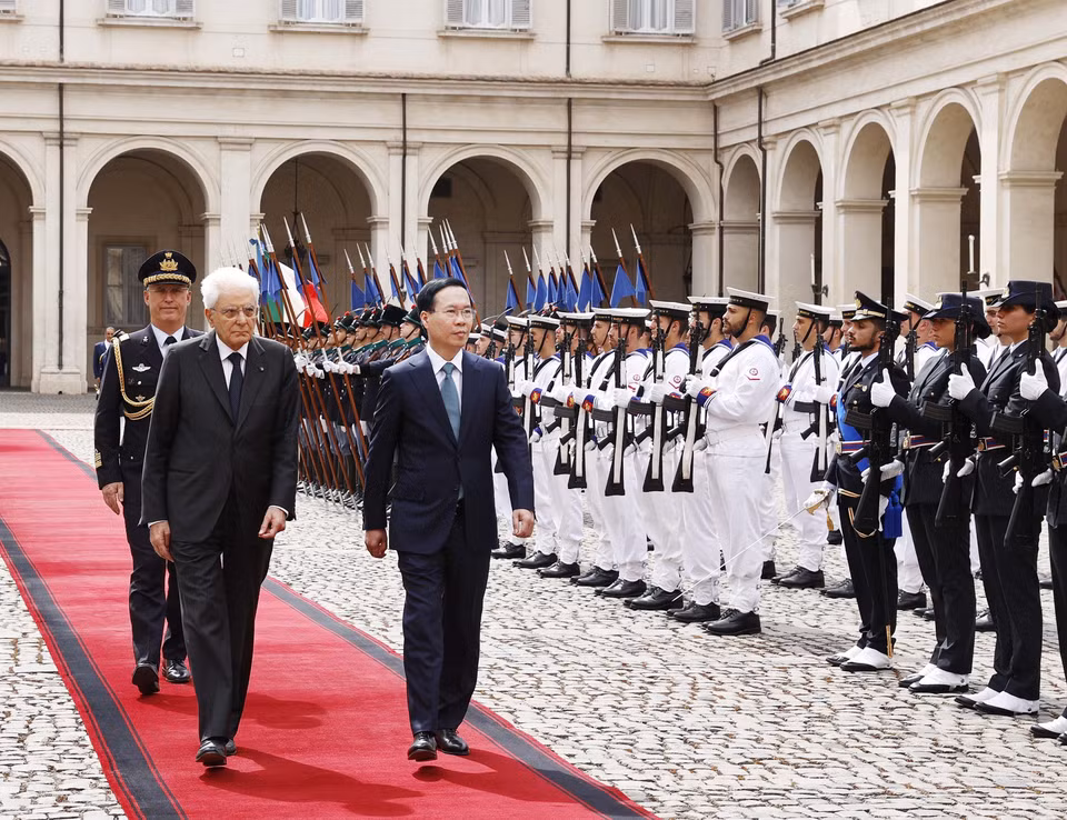 Chủ tịch nước Võ Văn Thưởng và Tổng thống Cộng hòa Italy Sergio Mattarella duyệt đội danh dự. (Ảnh: Thống Nhất/TTXVN)