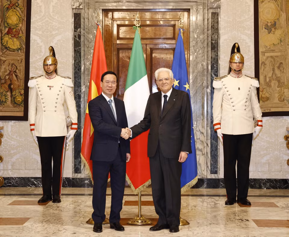 Tổng thống Cộng hòa Italy Sergio Mattarella bắt tay Chủ tịch nước Võ Văn Thưởng. (Ảnh: Thống Nhất/TTXVN)
