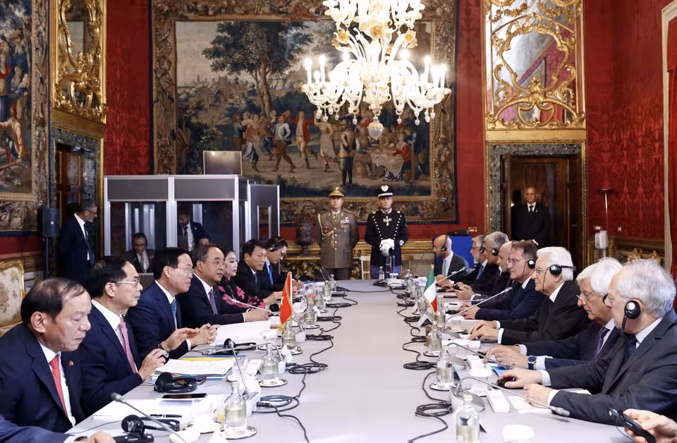 Chủ tịch nước Võ Văn Thưởng và Tổng thống Cộng hòa Italy Sergio Mattarella hội đàm sau lễ đón. (Ảnh: Thống Nhất/TTXVN)