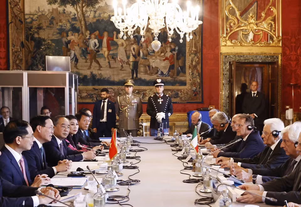 Chủ tịch nước Võ Văn Thưởng và Tổng thống Cộng hòa Italy Sergio Mattarella hội đàm sau lễ đón. (Ảnh: Thống Nhất/TTXVN)