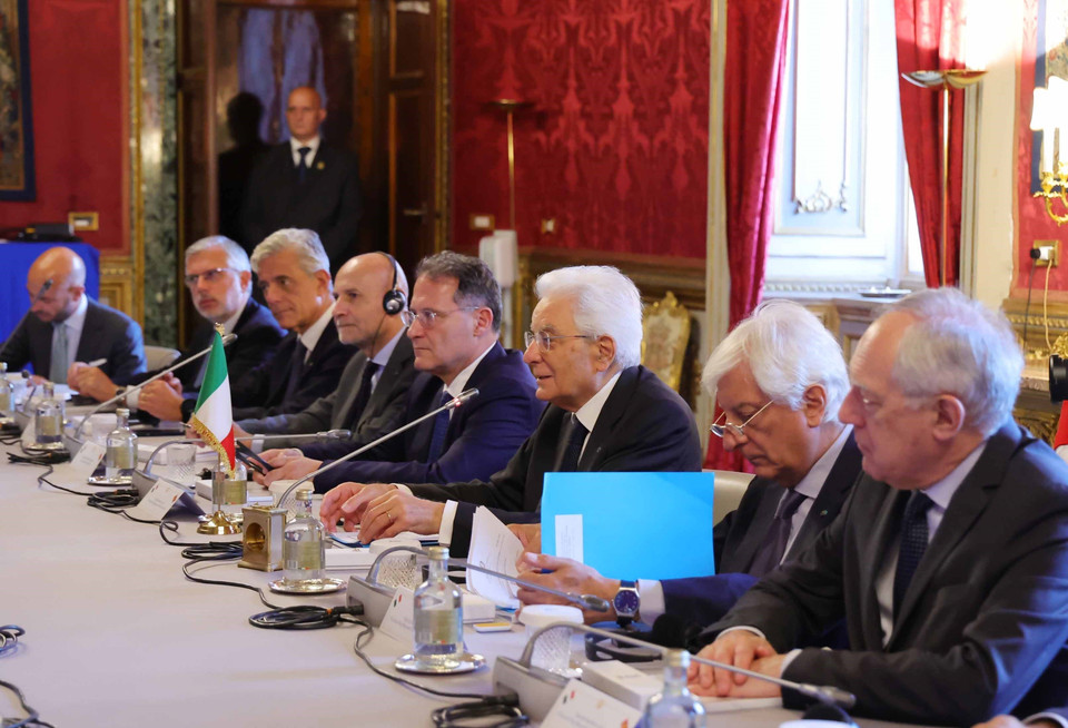 Tổng thống Cộng hòa Italy Sergio Mattarella và các quan chức Italy tại buổi hội đàm. (Ảnh: Thống Nhất/TTXVN)
