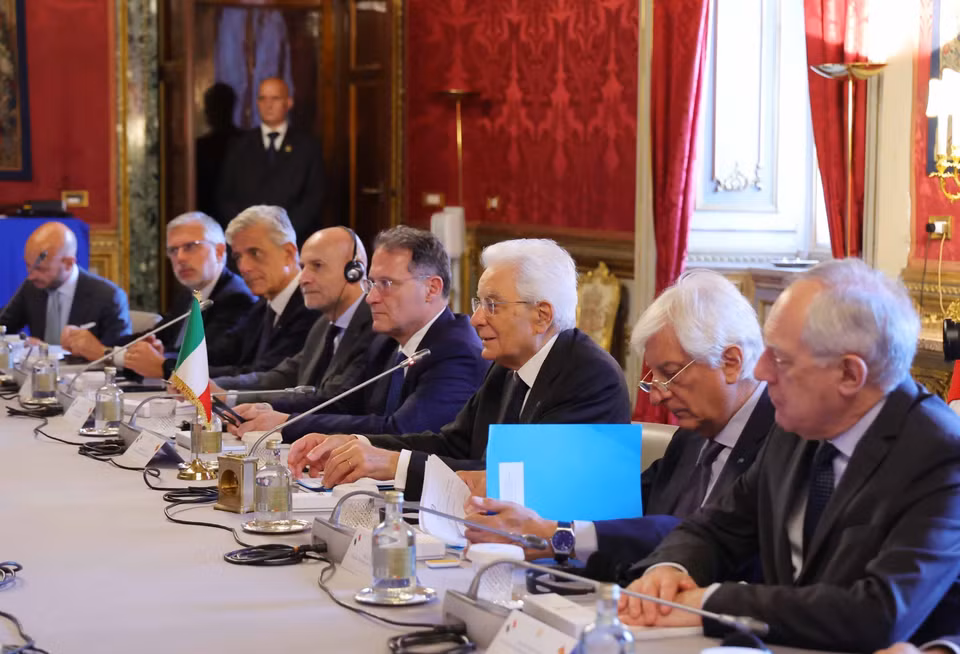 Tổng thống Cộng hòa Italy Sergio Mattarella và các quan chức Italy tại buổi hội đàm. (Ảnh: Thống Nhất/TTXVN)