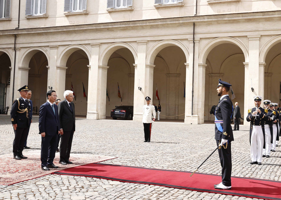 Chủ tịch nước Võ Văn Thưởng và Tổng thống Cộng hòa Italy Sergio Mattarella tại Lễ đón. (Ảnh: Thống Nhất/TTXVN)