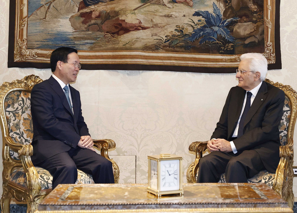 Chủ tịch nước Võ Văn Thưởng và Tổng thống Cộng hòa Italy Sergio Mattarella gặp hẹp. (Ảnh: Thống Nhất/TTXVN)
