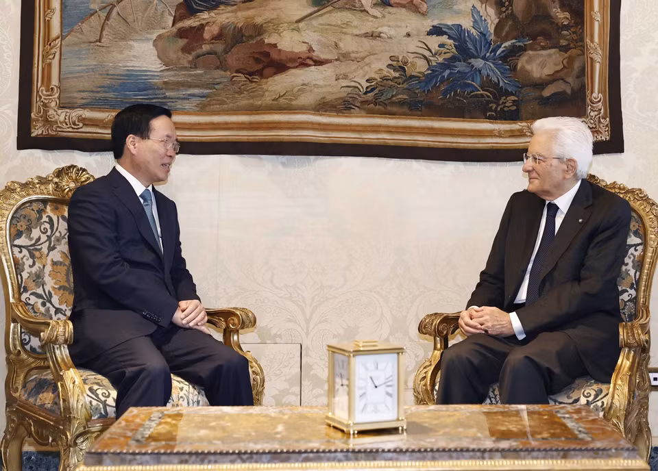 Chủ tịch nước Võ Văn Thưởng và Tổng thống Cộng hòa Italy Sergio Mattarella gặp hẹp. (Ảnh: Thống Nhất/TTXVN)