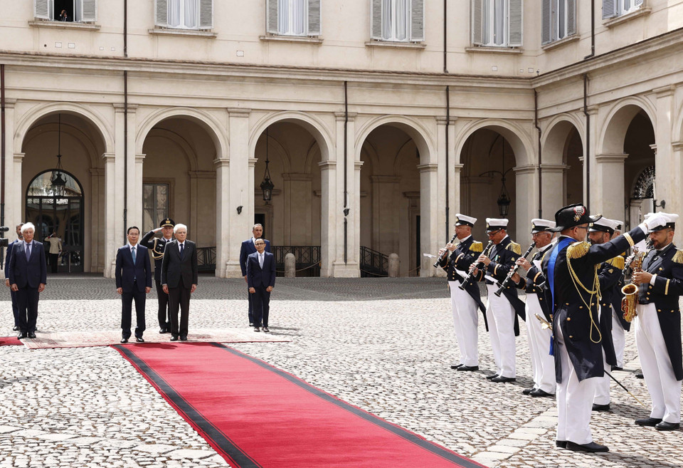 Chủ tịch nước Võ Văn Thưởng và Tổng thống Cộng hòa Italy Sergio Mattarella tại Lễ đón. (Ảnh: Thống Nhất/TTXVN)