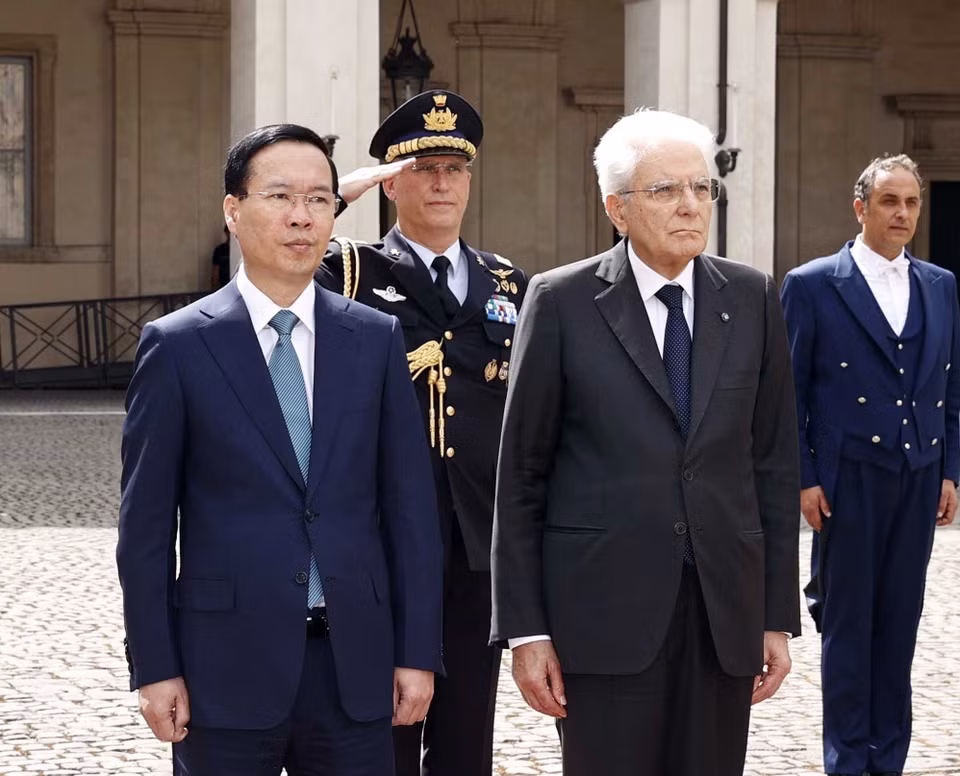 Chủ tịch nước Võ Văn Thưởng và Tổng thống Cộng hòa Italy Sergio Mattarella tại Lễ đón. (Ảnh: Thống Nhất/TTXVN)