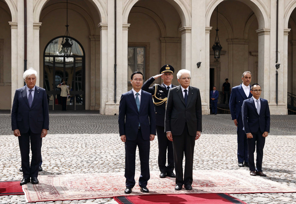 Chủ tịch nước Võ Văn Thưởng và Tổng thống Cộng hòa Italy Sergio Mattarella tại Lễ đón. (Ảnh: Thống Nhất/TTXVN)