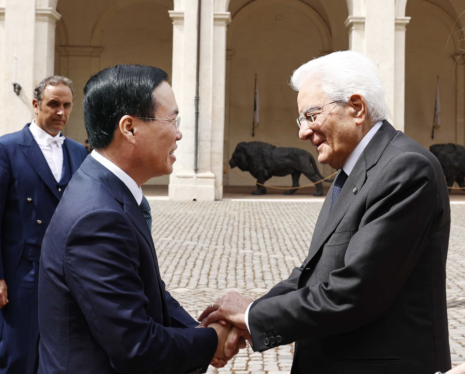 Tổng thống Cộng hòa Italy Sergio Mattarella đón Chủ tịch nước Võ Văn Thưởng. (Ảnh: Thống Nhất/TTXVN)
