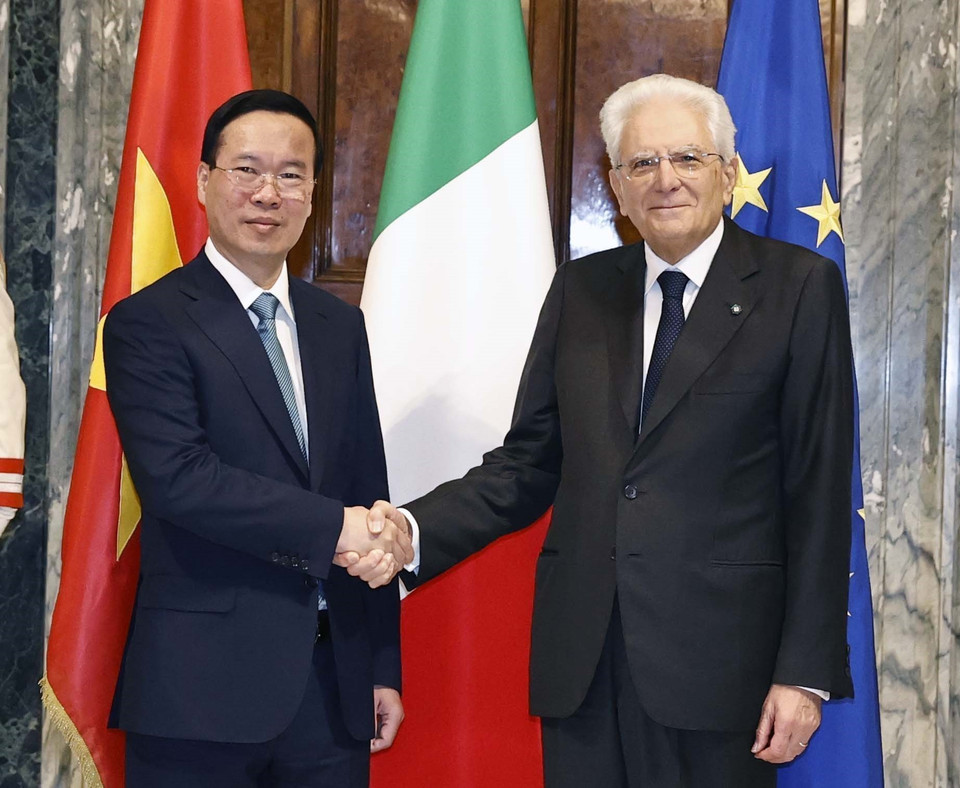 Tổng thống Cộng hòa Italy Sergio Mattarella bắt tay Chủ tịch nước Võ Văn Thưởng. (Ảnh: Thống Nhất/TTXVN)
