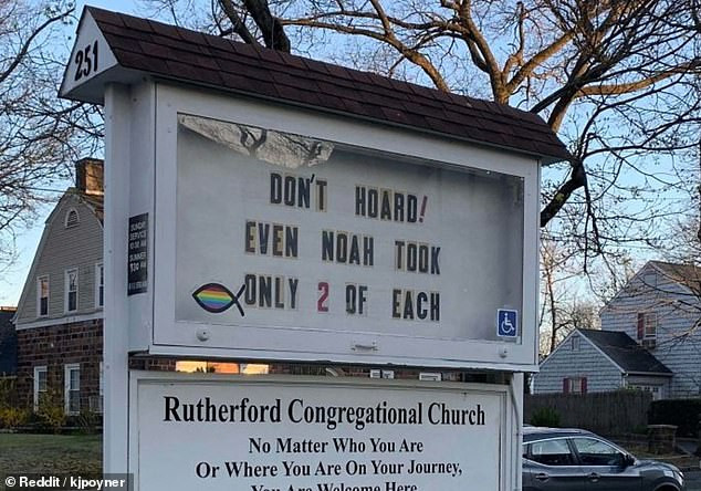 Giáo hội Công giáo Rutherford, ở New Jersey thì lại đưa ra những lời khuyên khôn ngoan: Đừng tích trữ. Ngay cả Noah cũng chỉ giữ 2 thứ mỗi loại thôi. (Nguồn: DailyMail)