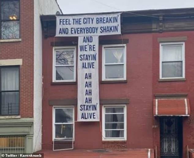 Một gia đình tại New York thì sử dụng những câu hát trong ca khúc nổi tiếng 'Stayin' Alive" của Bee Gees để lên tinh thần. (Nguồn: DailyMail)