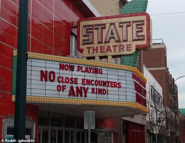 Một rạp chiếu phim tại Michigan thay thế tên phim bằng dòng chữ: 'Không có bất kỳ sự tiếp xúc gần nào'. (Nguồn: DailyMail)