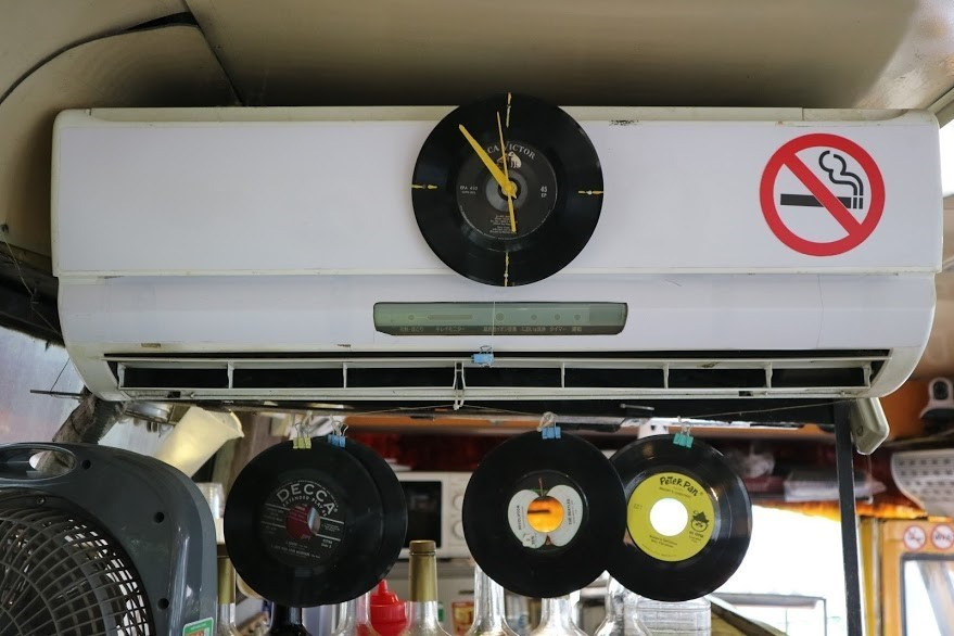 Mặt đồng hồ được làm từ chiếc đĩa nghe nhạc cũ. (Ảnh: Huy Hùng/TTXVN)