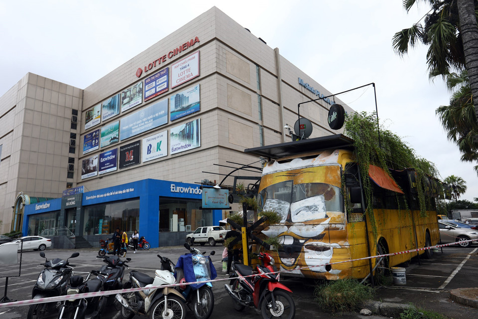 Quán được tận dụng từ chiếc xe buýt cũ hỏng đã tồn tại gần 4 năm tại Hà Đông. Bàn ghế được tái sử dụng từ thùng phuy và các vỏ thùng sơn bỏ đi. (Ảnh: Huy Hùng/TTXVN)