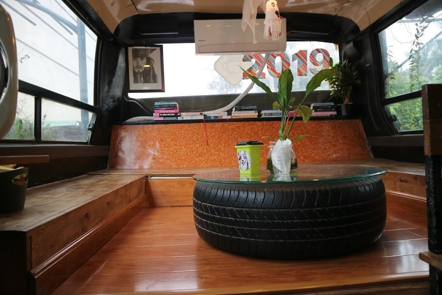 Lốp ôtô được tận dụng làm bàn uống càphê. (Ảnh: Huy Hùng/TTXVN)