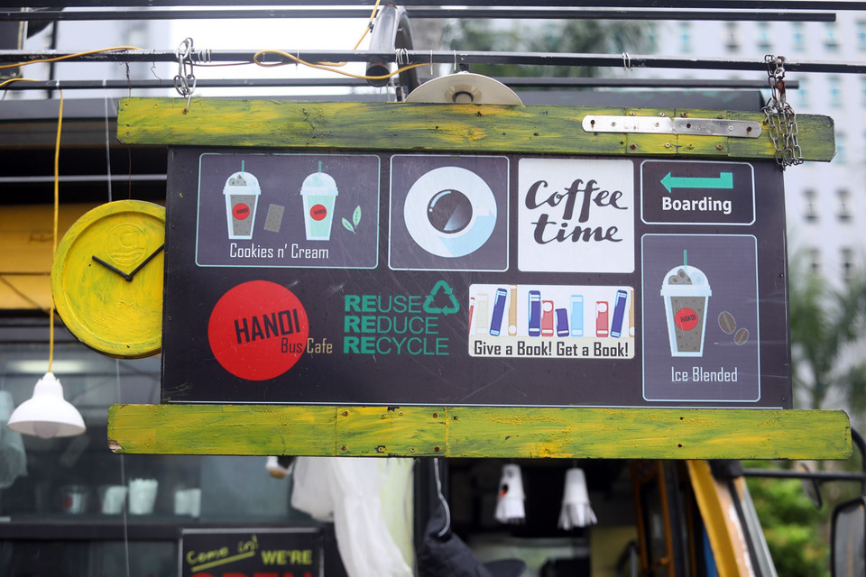 Biển hiệu, mô hình trang trí được làm từ những chiếc lốp ôtô và những mảnh gỗ vụn cũ hỏng vẫn có vẻ đẹp riêng. (Ảnh: Huy Hùng/TTXVN)