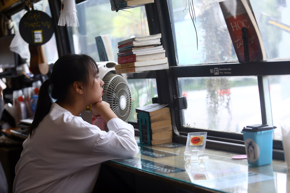 Quán càphê như một thư viện nhỏ với khá nhiều sách phù hợp với nhiều lứa tuổi. (Ảnh: Huy Hùng/TTXVN)